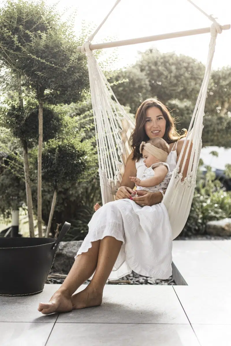 mère et fille assises sur un hamac