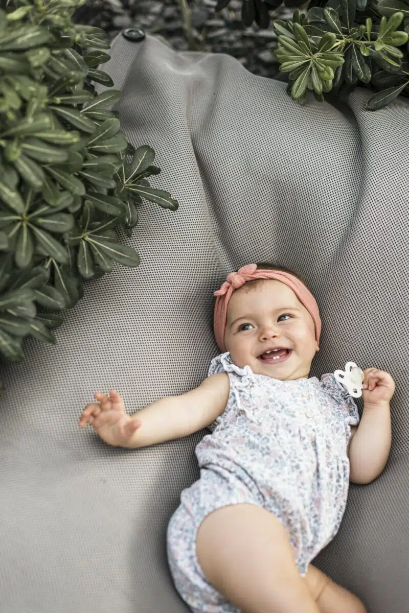 enfant allongé sur coussin