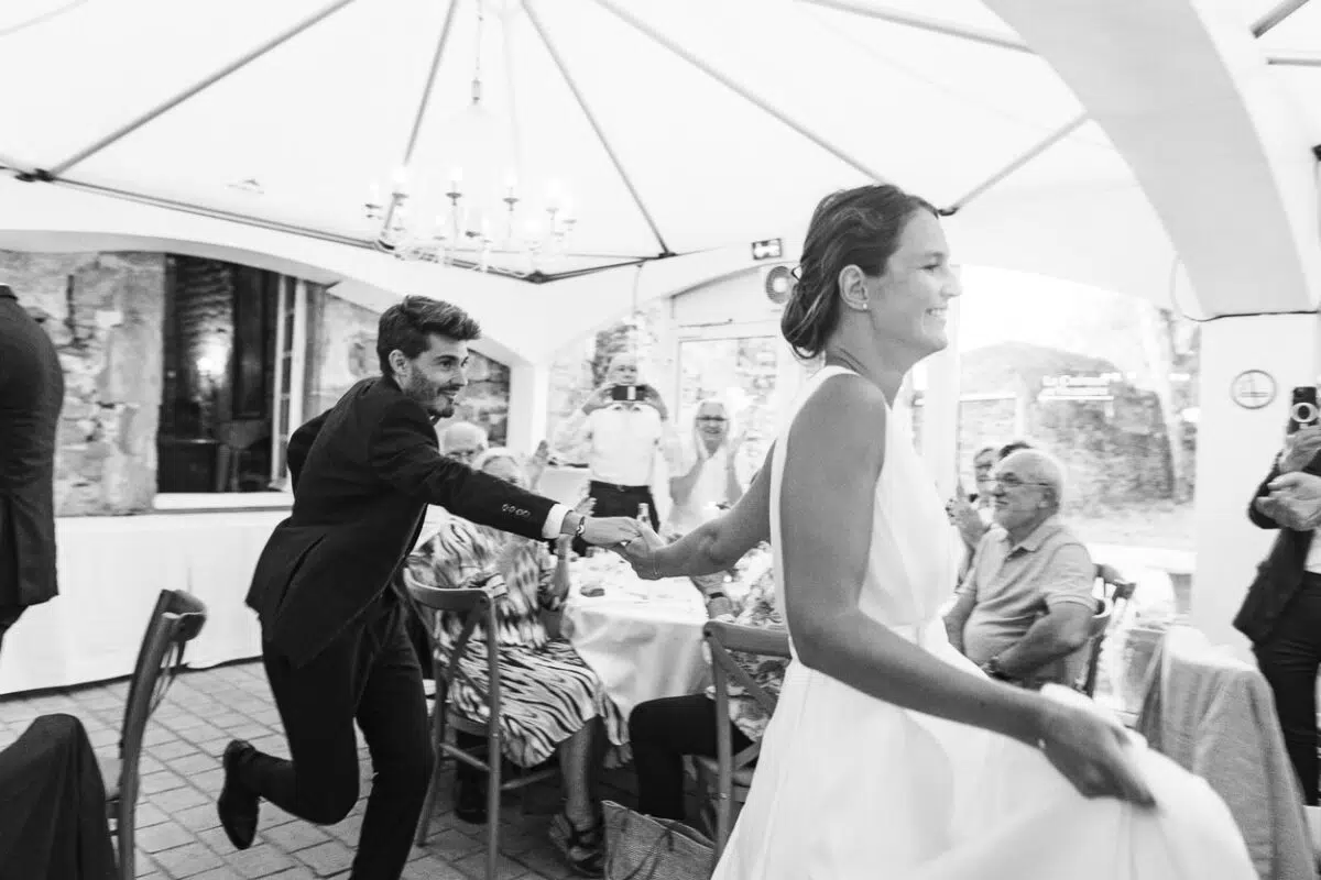 mariés qui courent lors de l'ouverture du diner de mariage à Guérande