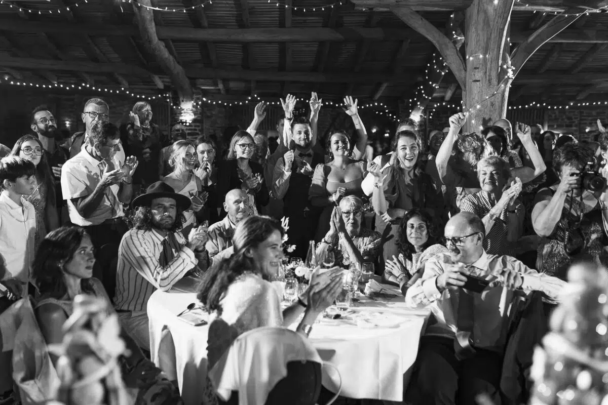invités à table lors d'un diner de mariage à st rémy en mauges