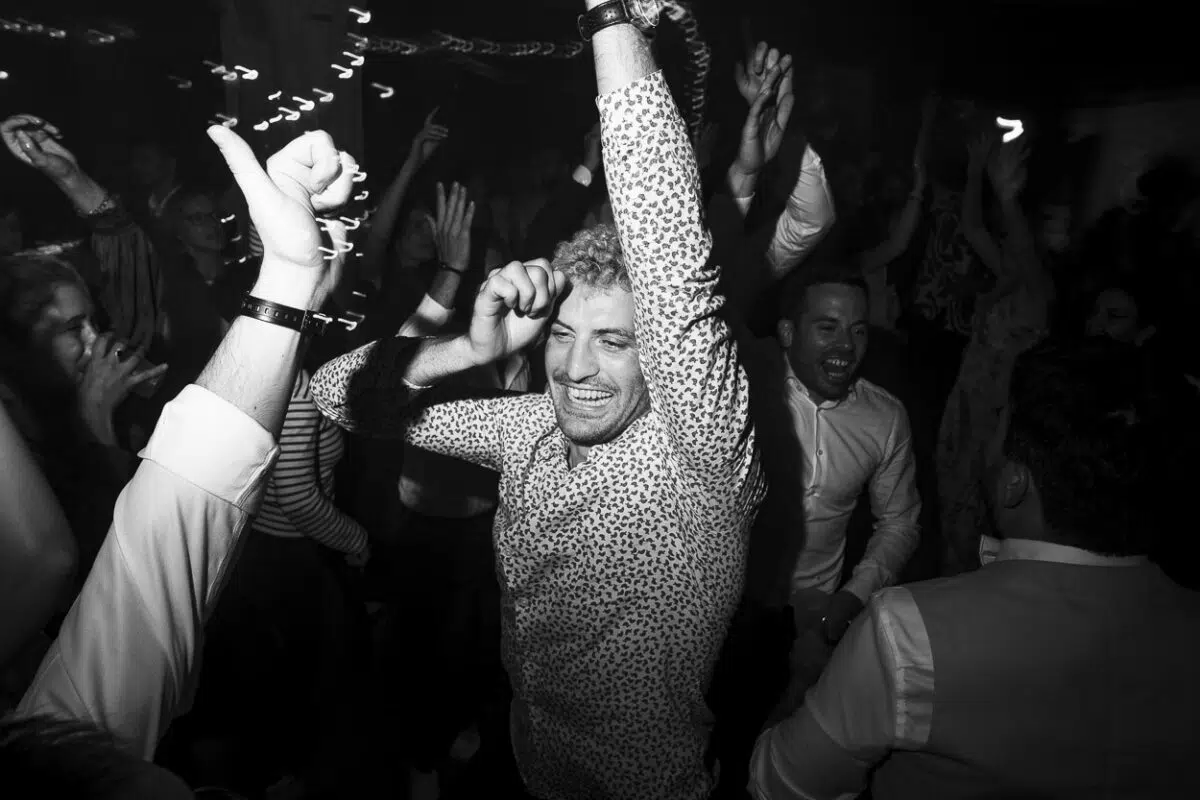 homme qui danse sur la piste