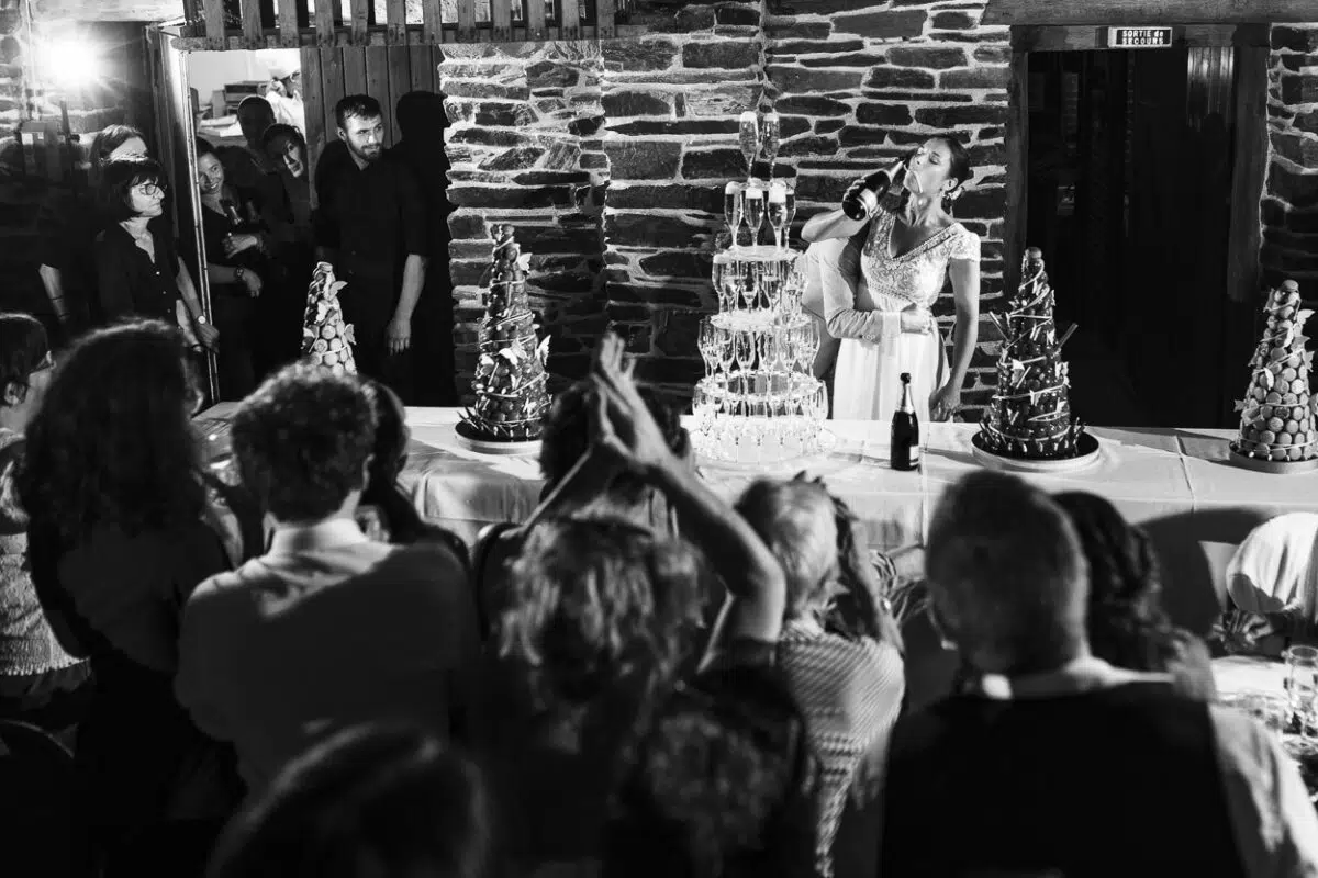 mariée buvant champagne lors d'un diner de mariage à st rémy en mauges