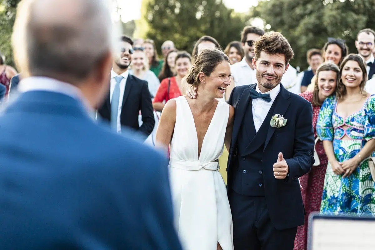 marié qui fait un geste de la main lors du discours de son pere