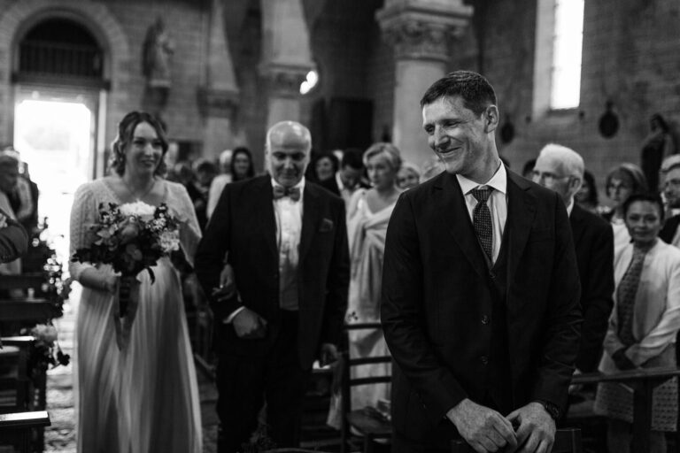 entrée mariée église en noir et blanc