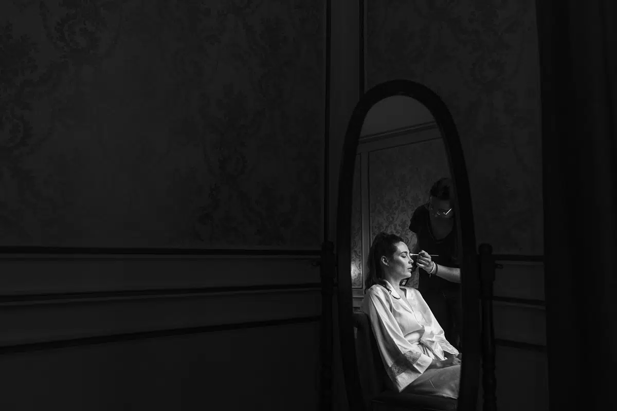 reflet dans le miroir de la mariée pendant le maquillage