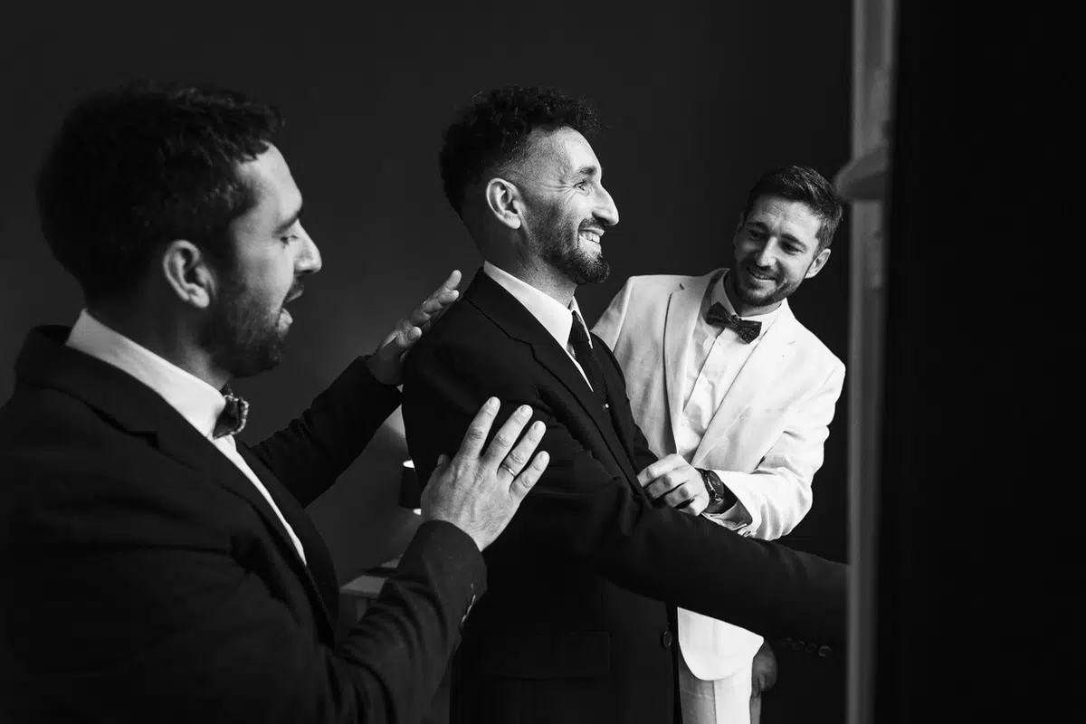 homme en costume devant une fenetre