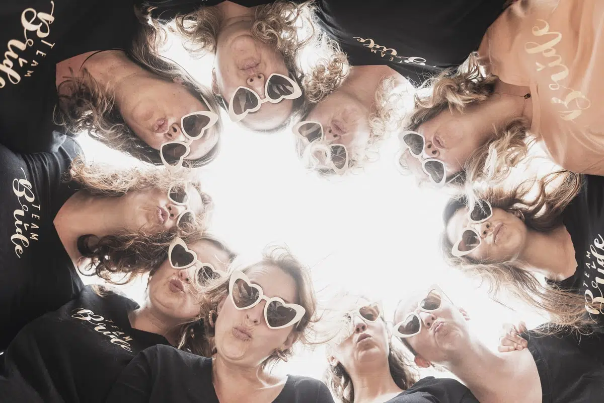 groupe de filles evjf avec lunettes de soleil