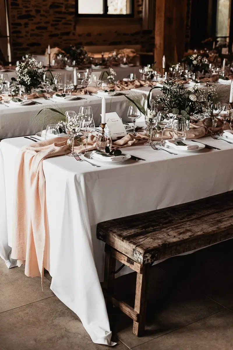 Décoration élégante de table de mariage avec fleurs, bougies et nappes raffinées – reportage photo mariage.