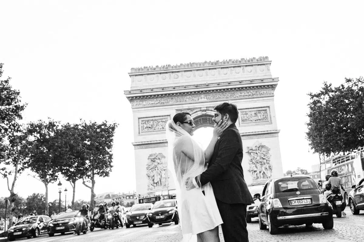 Couple de mariée devant l'arc de triomphe à Paris