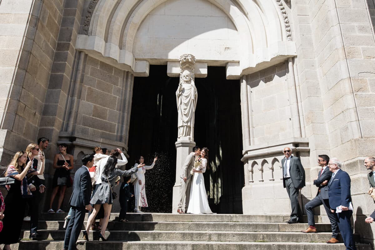 Sortie de cérémonie devant l’église de Nantes, pluie de confettis sur les mariés sur le parvis.