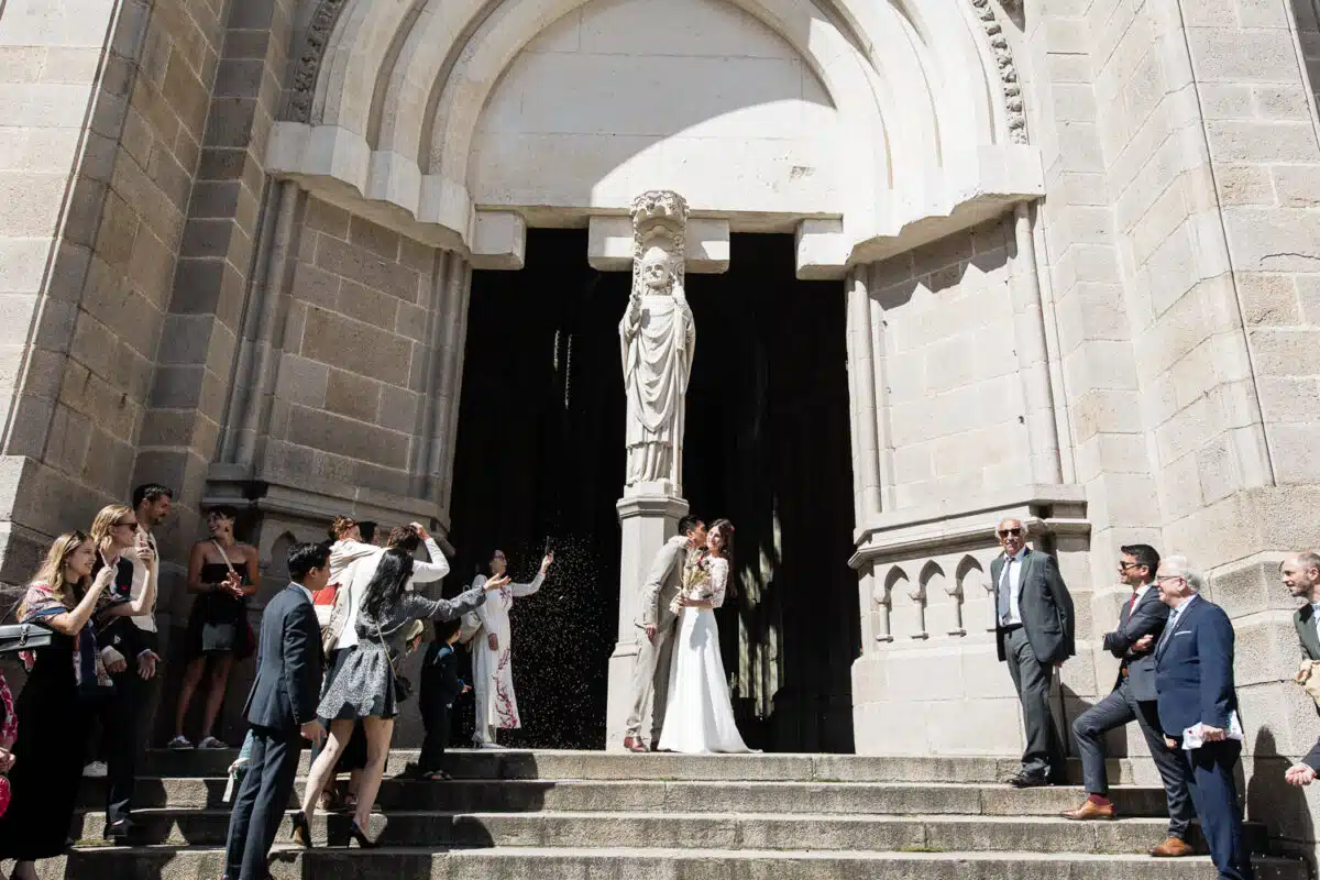 Sortie de cérémonie devant l’église de Nantes, pluie de confettis sur les mariés sur le parvis.