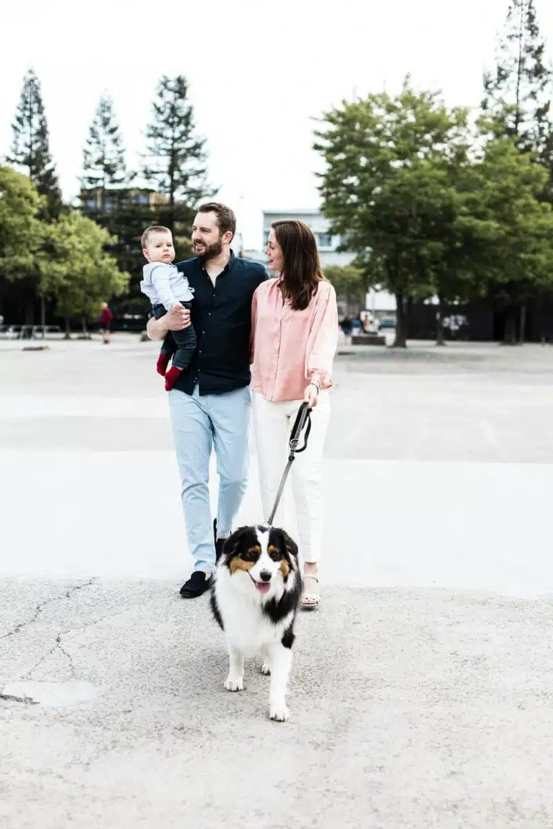Famille marchant avec chien sur le parvis des Machines de l’Île à Nantes.