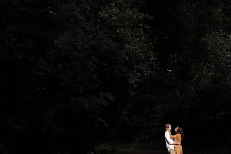 couple qui s'enlace dans une foret en vendée.
