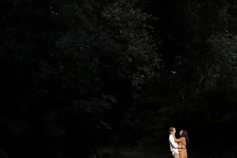 couple qui s'enlace dans une foret en vendée.