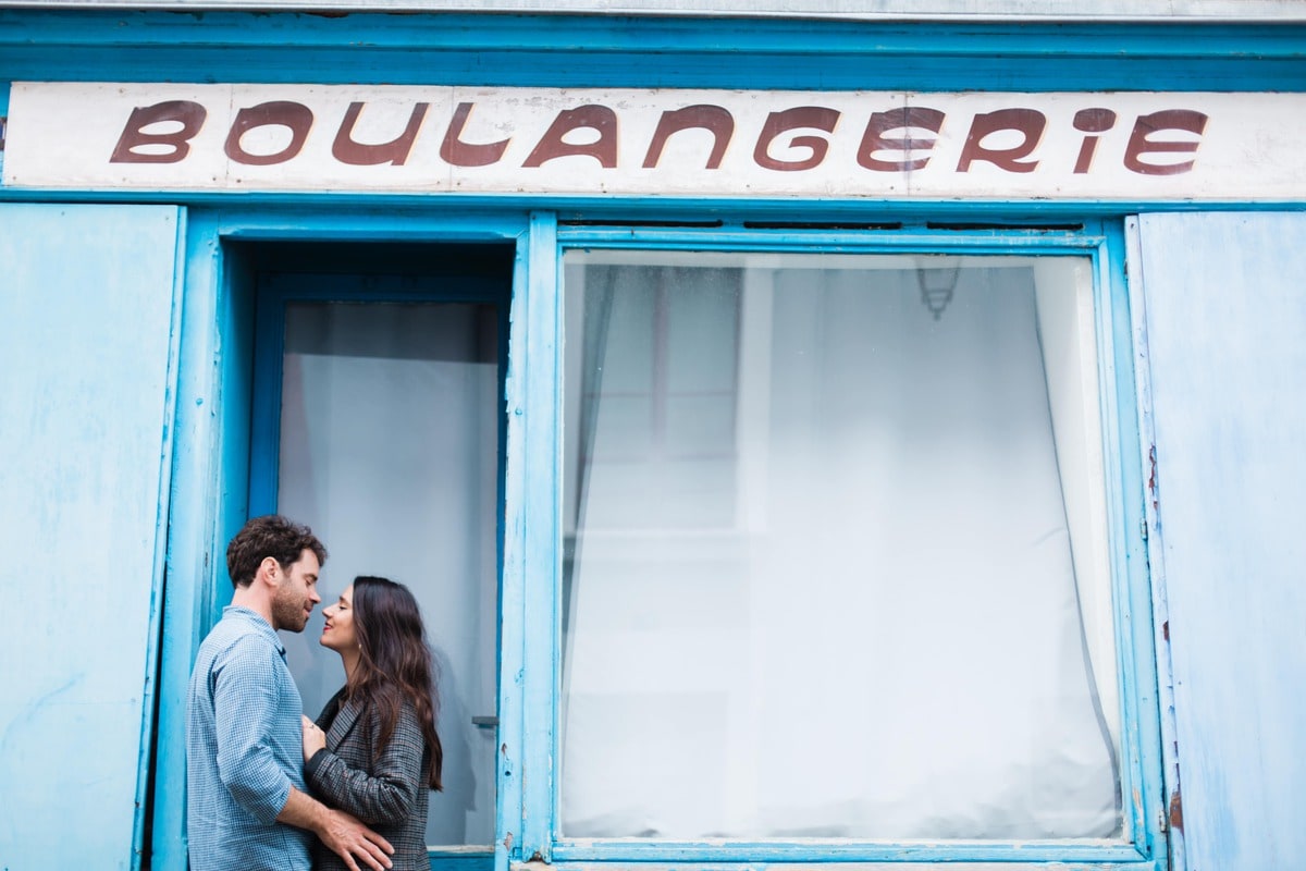 Séance photo de couple à Trentemoult devant une ancienne boulangerie bleue, près de Nantes.