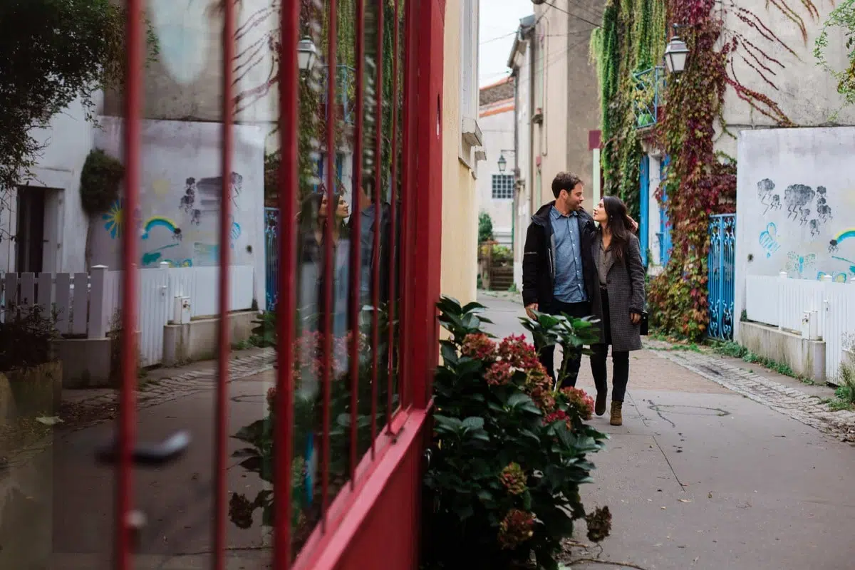 couple marchant main dans la main dans une ruelle de Trentemoult à Nantes