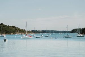 bateaux stationnés sur la mer dans la baie proche de saint malo.