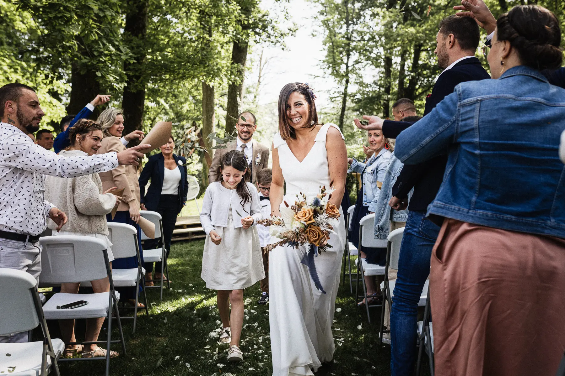 la mariée sort de la cérémonie laïque à l'orangerie du chateau en vendée.