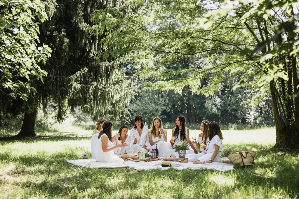 groupe de filles faisant un pic nique dans un parc à Bordeaux