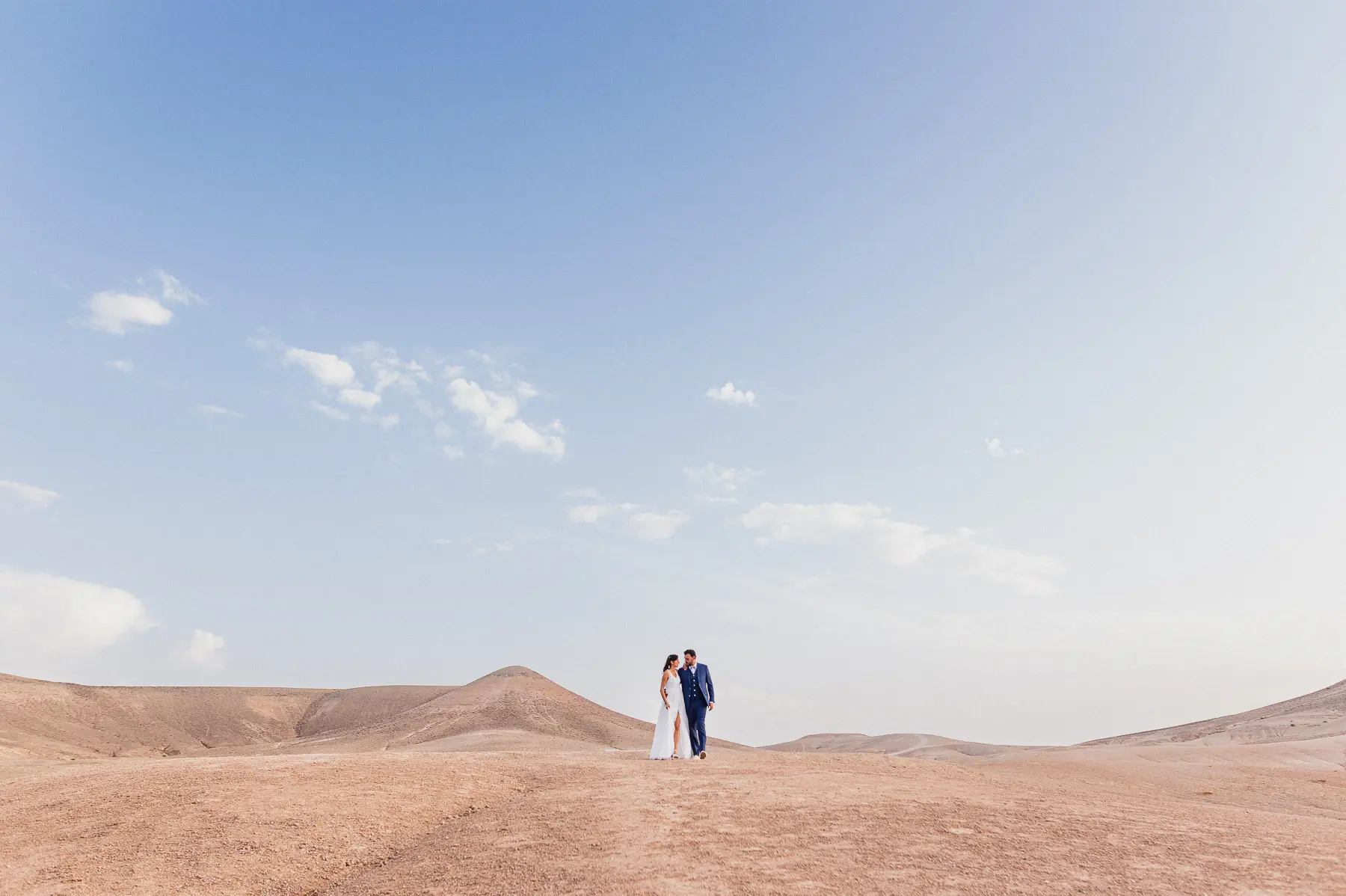 couple de marié marchant dans le desert du Maroc pres de Marrakech