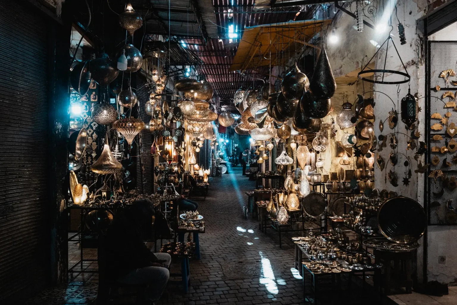 Boutique de lanternes orientales illuminées dans les souks de la médina, ambiance tamisée et artisanat de Marrakech.