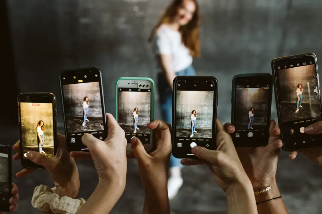 Mise au point sur les telephones prenant en photo la future mariée en arriere plan