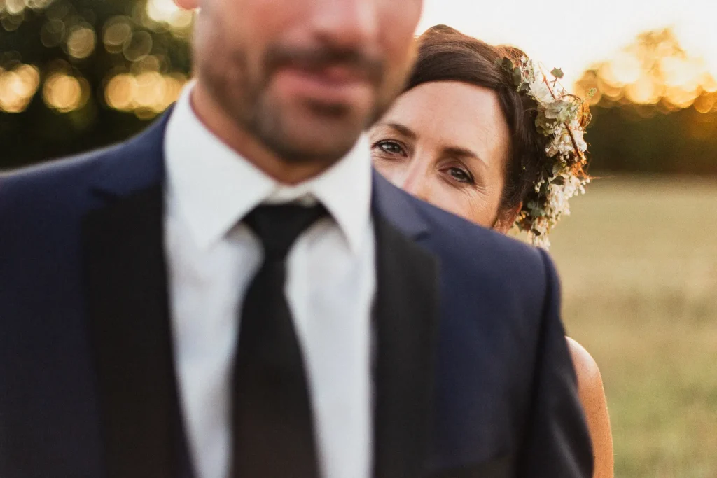 portrait d'une marié regardand par dessus l'epaule de son mari lors de la séance photo de couple
