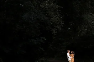 couple pendant une séance photo dans une foret en vendée