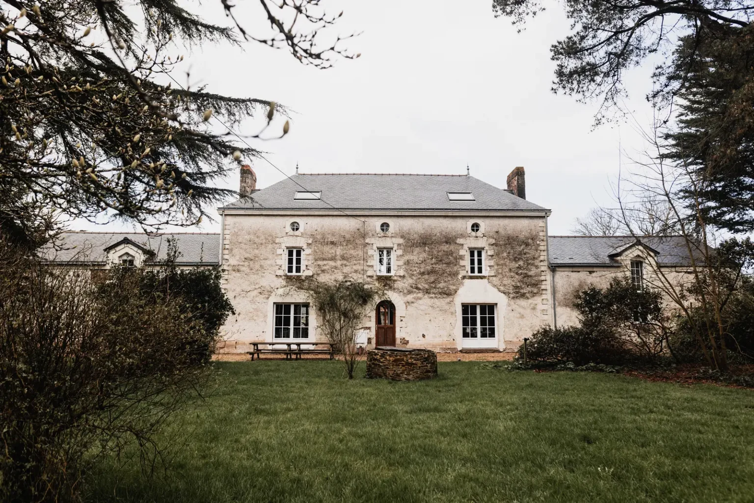 Façade en pierre du Manoir de Sainte-Marie à Campbon avec son jardin pour une réception de mariage.