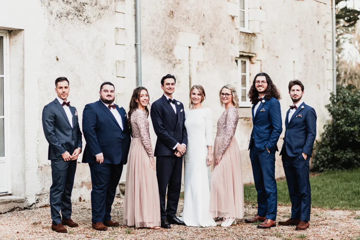 Les mariés posent avec leurs témoins devant les murs anciens du Manoir de Sainte-Marie à Campbon.