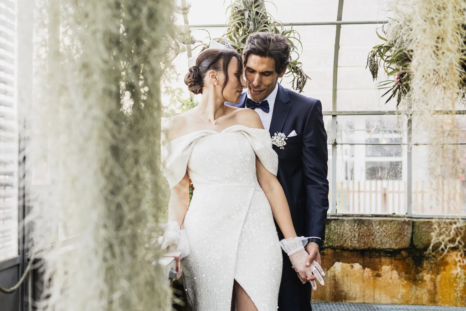 séance couple dans une serre végétale au jardin des plantes à Nantes