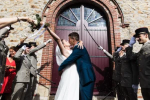 Haie d'honneur de militaires en uniforme avec sabres lors de la sortie de cérémonie religieuse, mariage à Pornichet