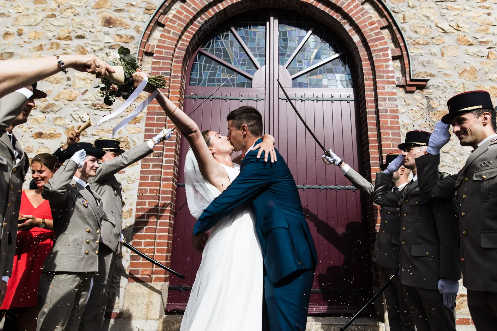 Haie d'honneur de militaires en uniforme avec sabres lors de la sortie de cérémonie religieuse, mariage à Pornichet