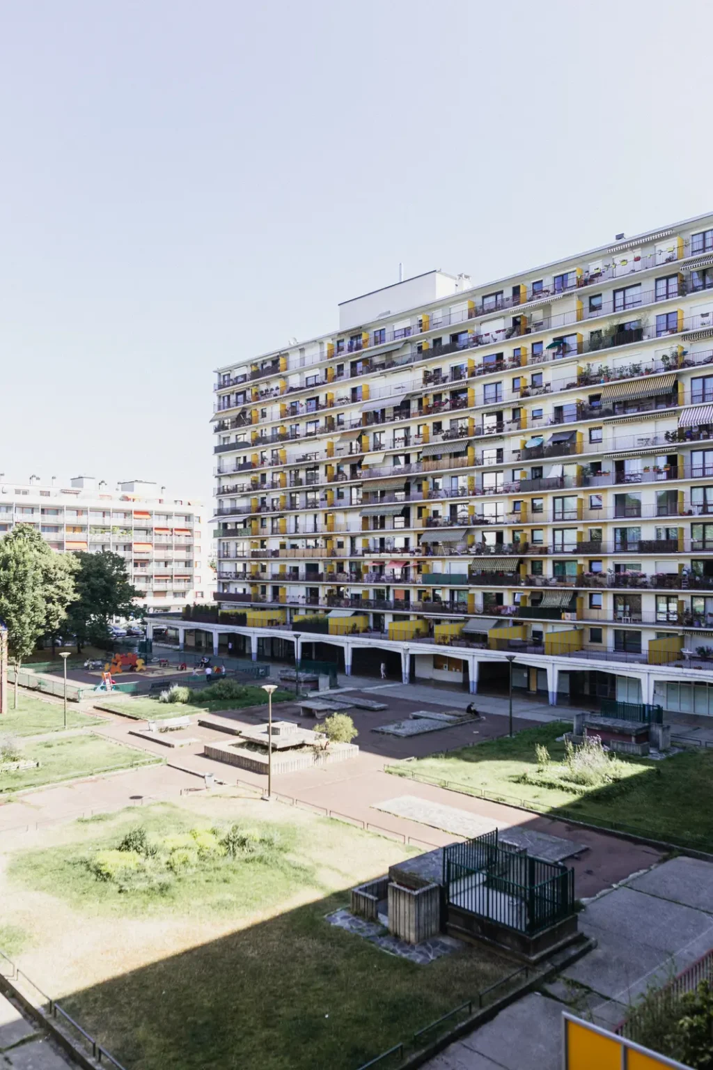 vue depuis l'appartement sur un immeuble de banlieue parisienne — préparatifs mariage
