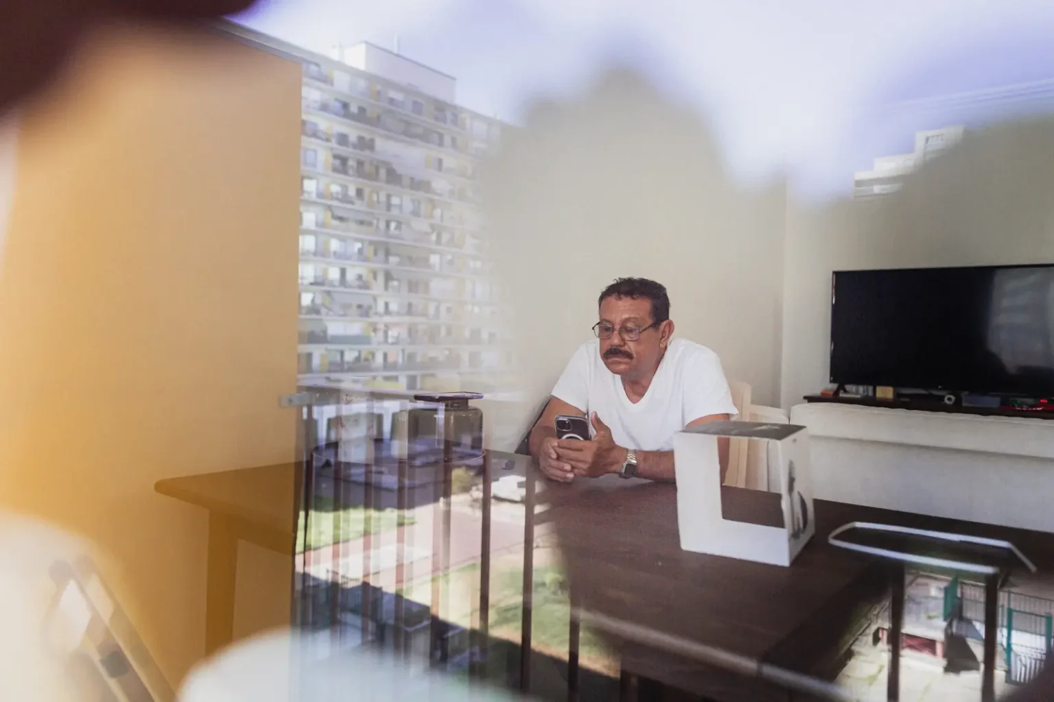 père de la mariée dans l'appartement pendant les préparatifs du mariage en région parisienne