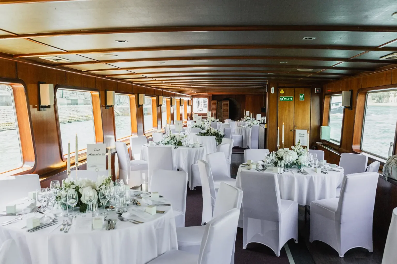 salle de réception dressée pour le dîner de mariage à bord de la péniche Montebello sur la Seine