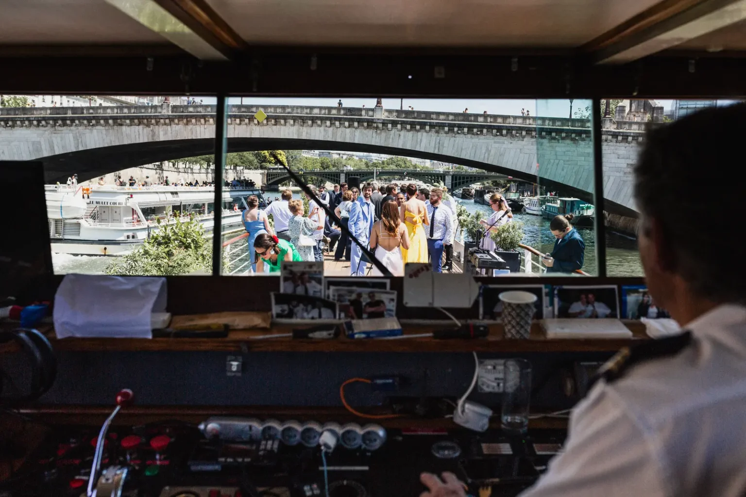 cocktail de mariage sur le pont de la péniche Montebello vu depuis la cabine de pilotage