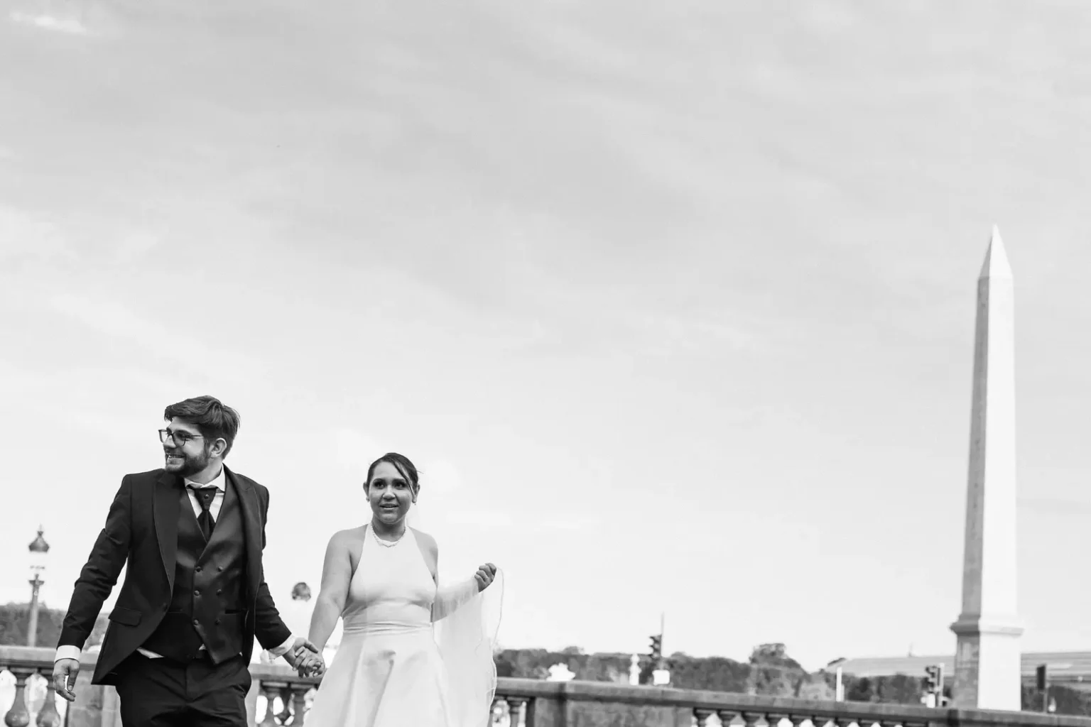mariés main dans la main devant l'obélisque de la Concorde — mariage franco-mexicain Paris
