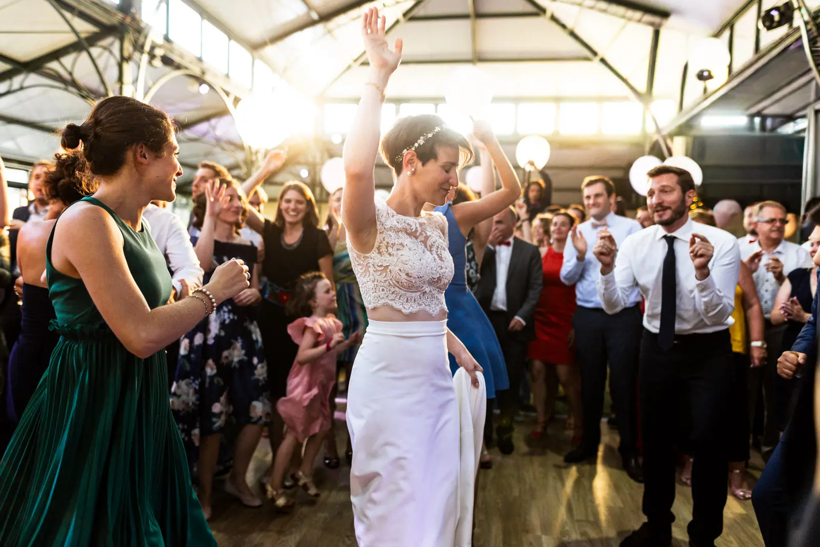 Ma mariée ouvre le bal sur la piste de danse dans l'orangerie du domaine des lys entourée des invités.