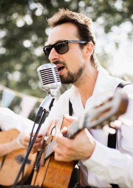 mariage centre france-56 Portrait de musiciens, chantant, un micro et joint de la guitare